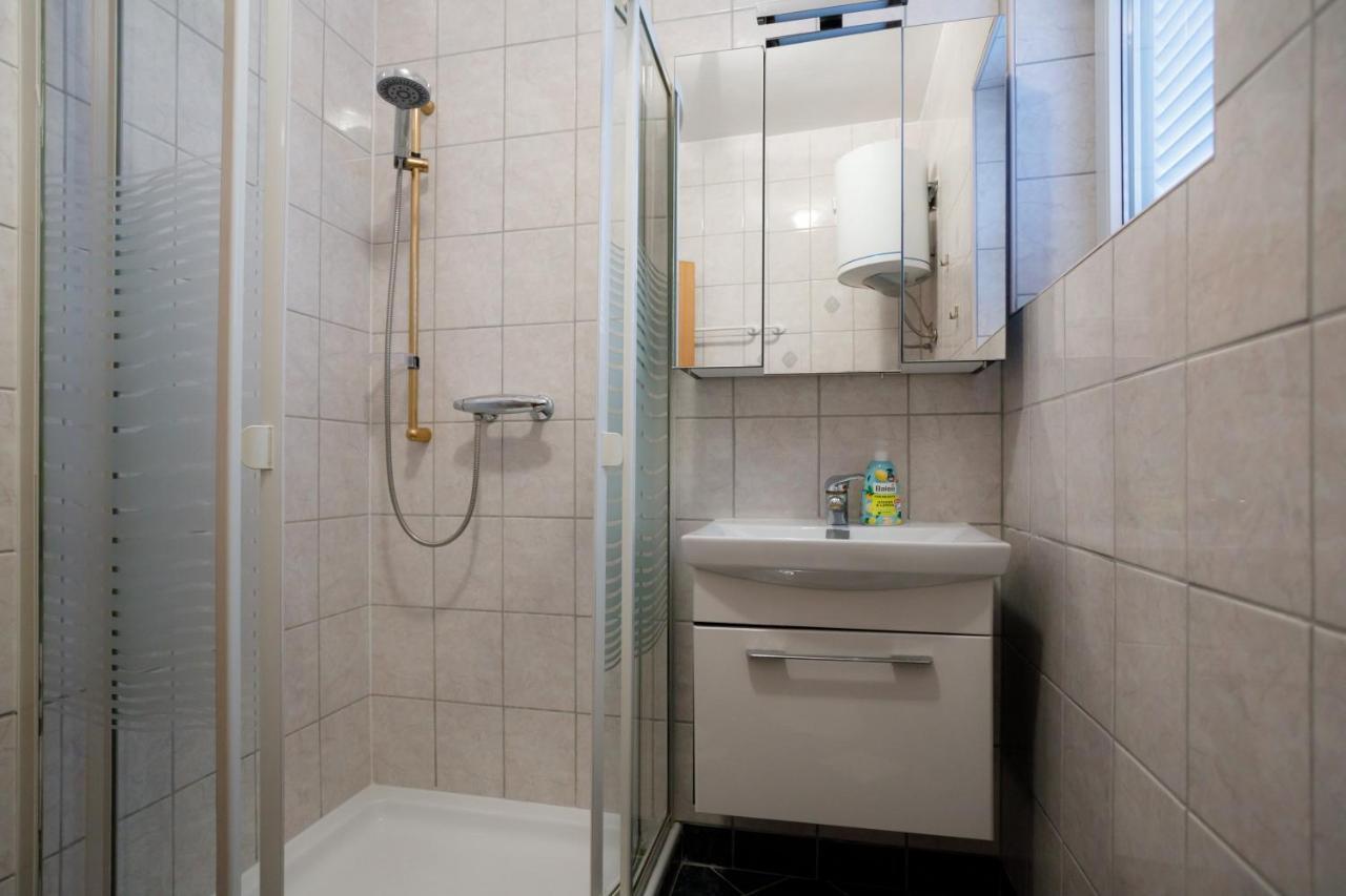 Apartments Lacic Krk Town Buitenkant foto