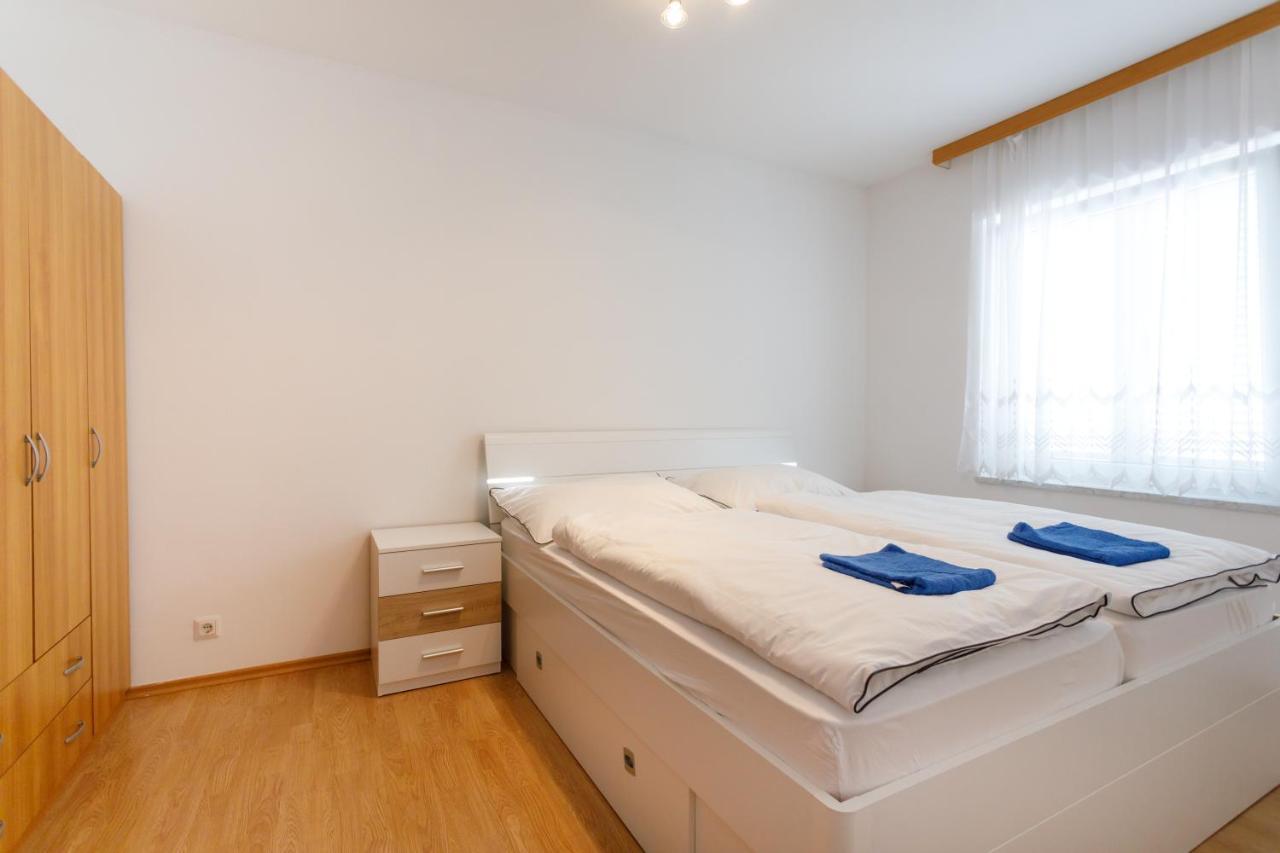 Apartments Lacic Krk Town Buitenkant foto